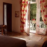 Castel De La Pique Bed & Breakfast