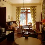 Castel De La Pique Bed & Breakfast 3*