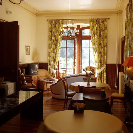 Castel De La Pique Bed & Breakfast 3*